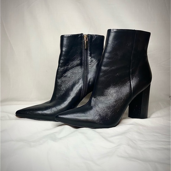 L’intervalle leather ankle boots with gold zipper. - Picture 2 of 3